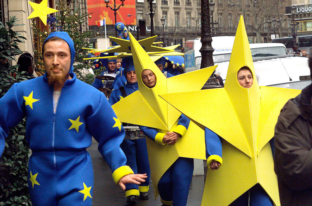 Megelevenednek az uniós jelképek Párizsban. A komoly gondokról viccesen a legkönnyebb beszélni