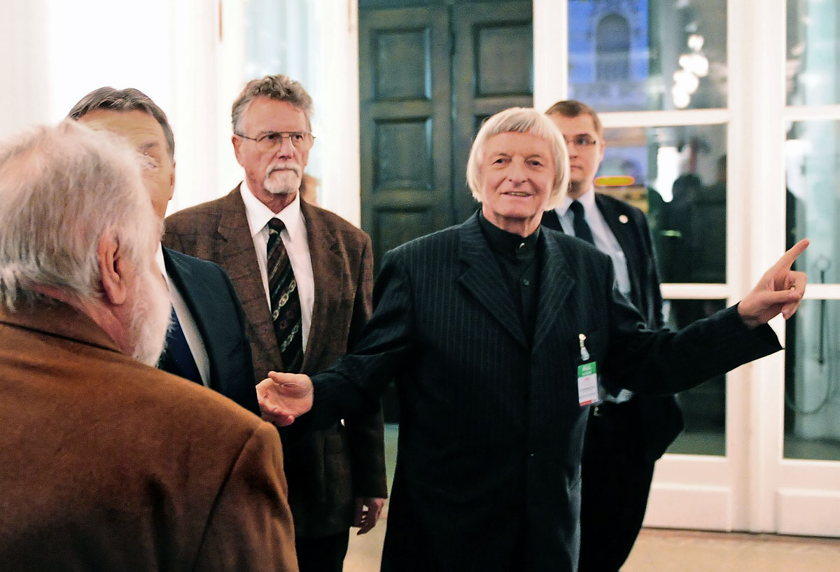 Az akadémia elnöke (jobbról) Jankovics Marcell és Orbán Viktor társaságában az Iparművészeti Múzeumban