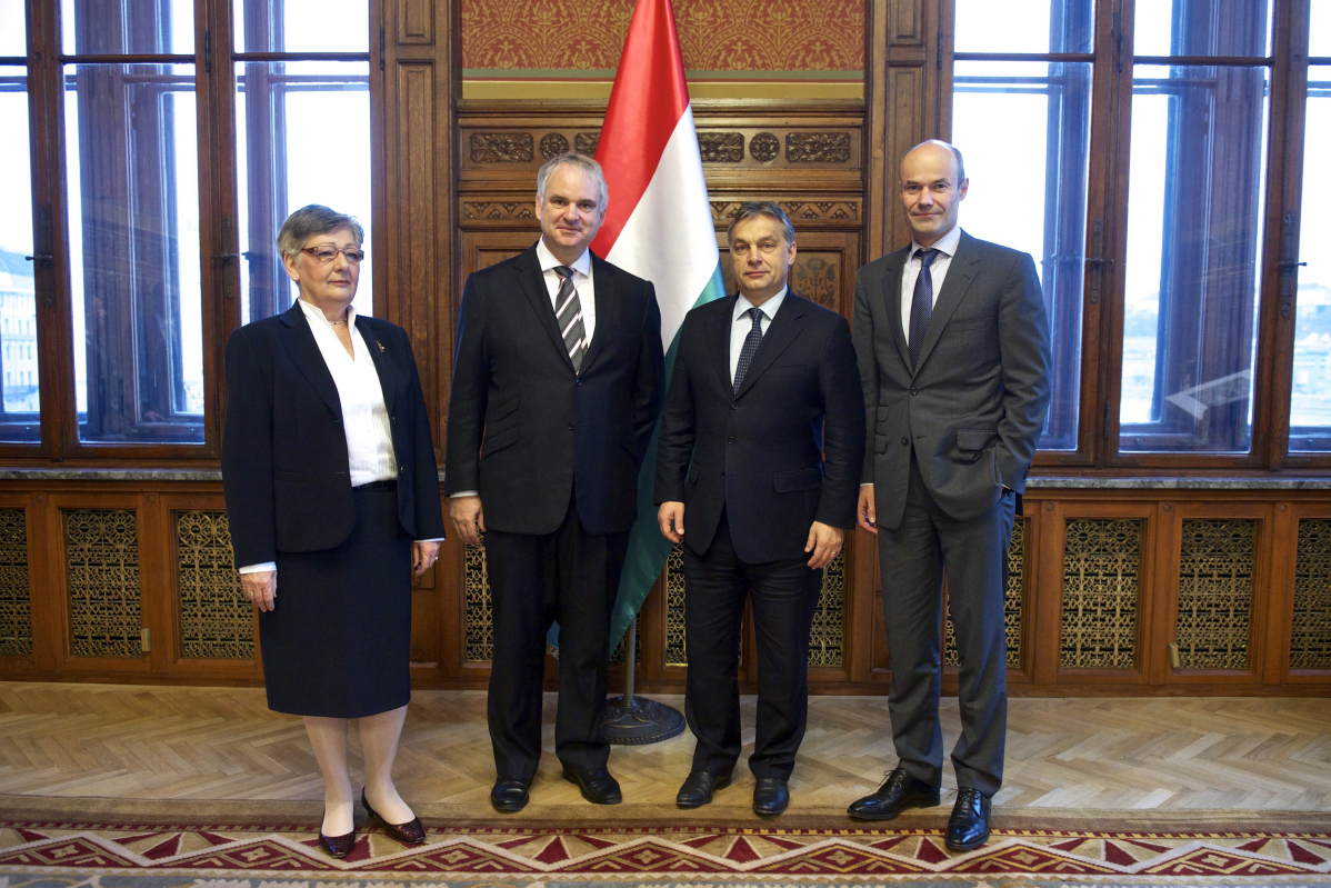 Orbán Viktor miniszterelnök és Johannes Teyssen, az E.ON elnök-vezérigazgatója Németh Lászlóné szakminiszter és Marcus Schenck, az E.ON igazgatósági tagja társaságában a novemberi aláíráskor