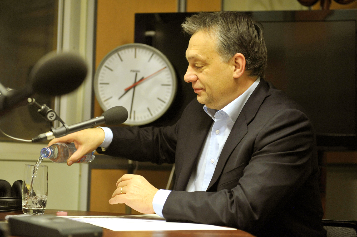 Orbán Viktor tiszta vizet önt a pohárba