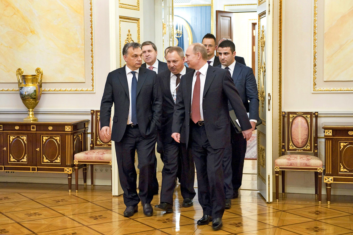 Elöl Orbán Viktor és Vlagyimir Putyin