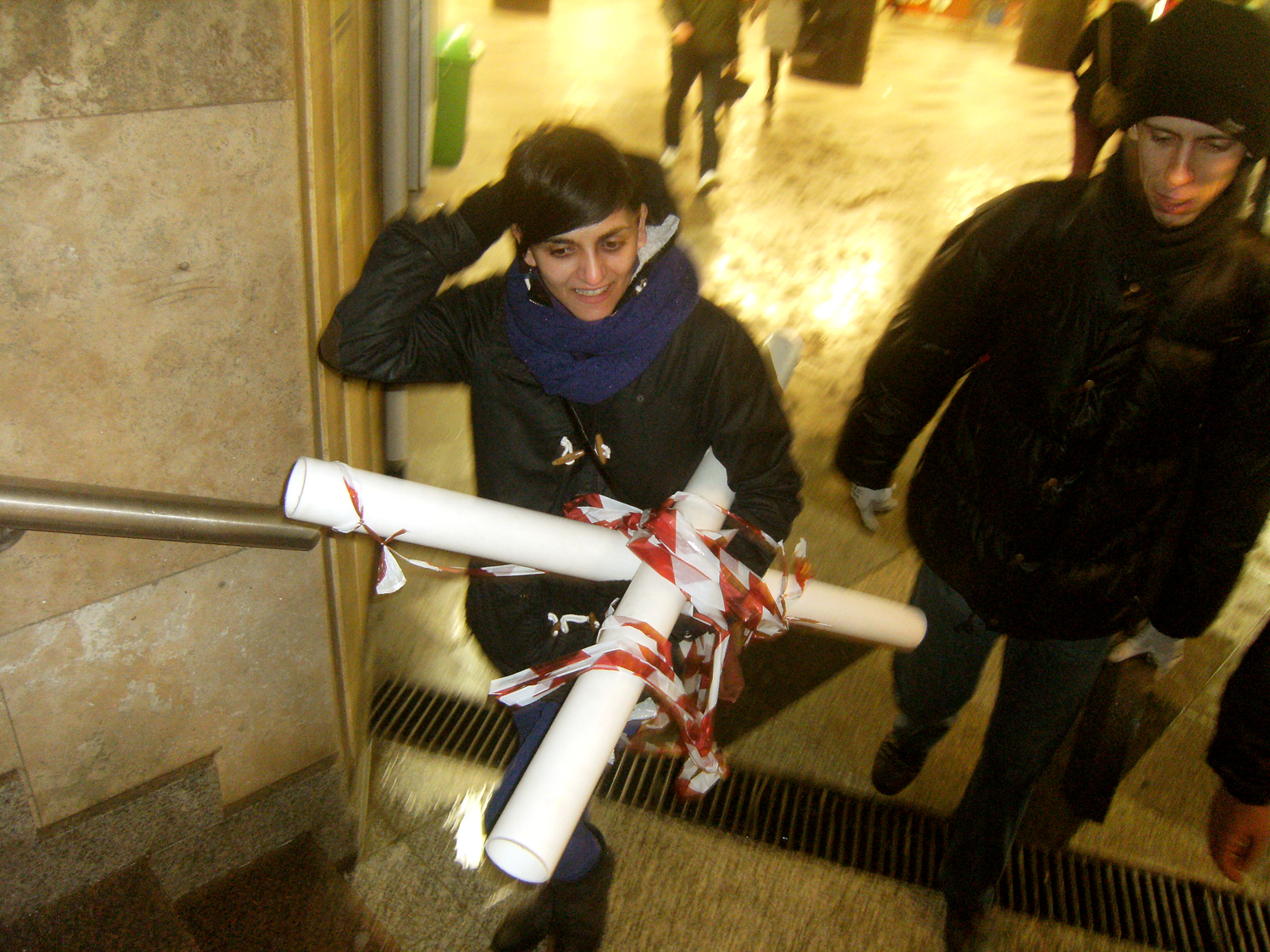 A lekerítést tartó oszlopokat viszi el az egyik aktivista az Astoriáról