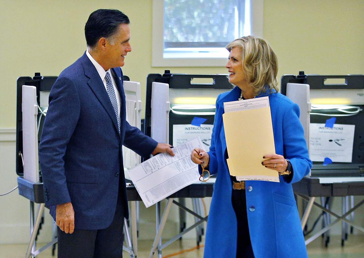 Mitt Romney és felesége, Ann Belmontban a november 6-án tartott elnökválasztáson. A kampányt nem hagyják abba