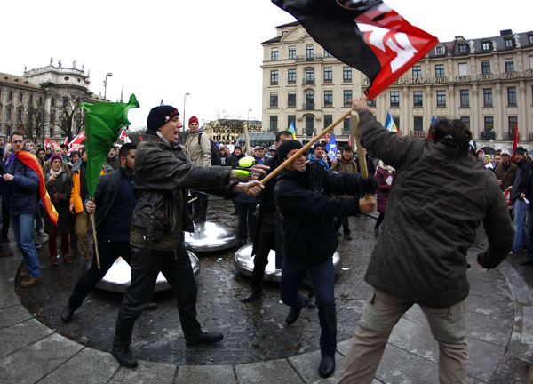 Tüntetők a müncheni konferencia helyszíne előtt