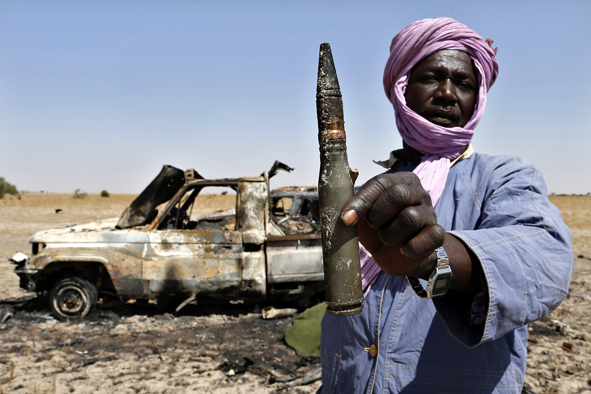 Tuareg férfi övedékkel egy Timbuktu felé vezető úton. Menekülnek a megtorlás elől