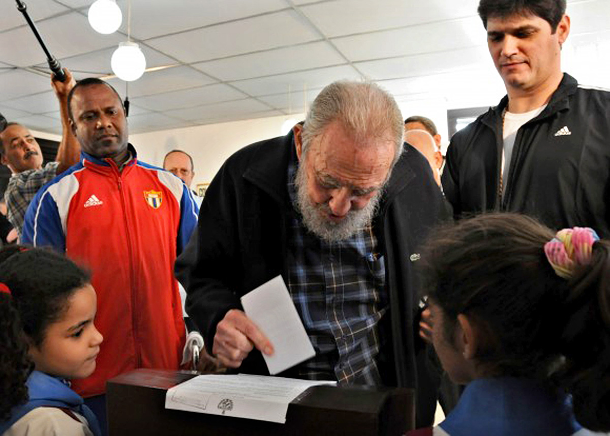 Fidel Castro vasárnap a szavazóurna előtt