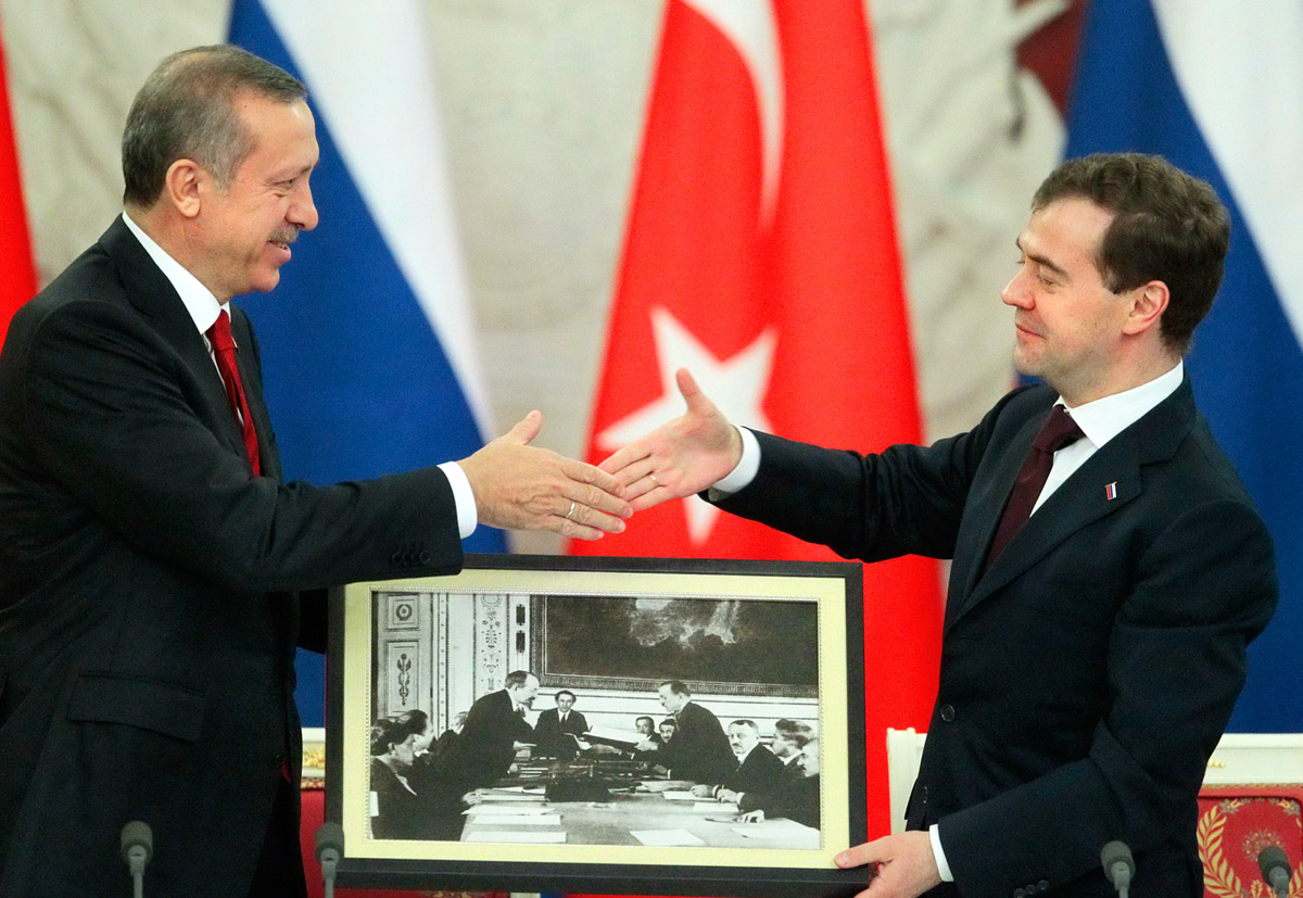 Erdogan és Medvegyev a moszkvai Kremlben. Egymásra találtak