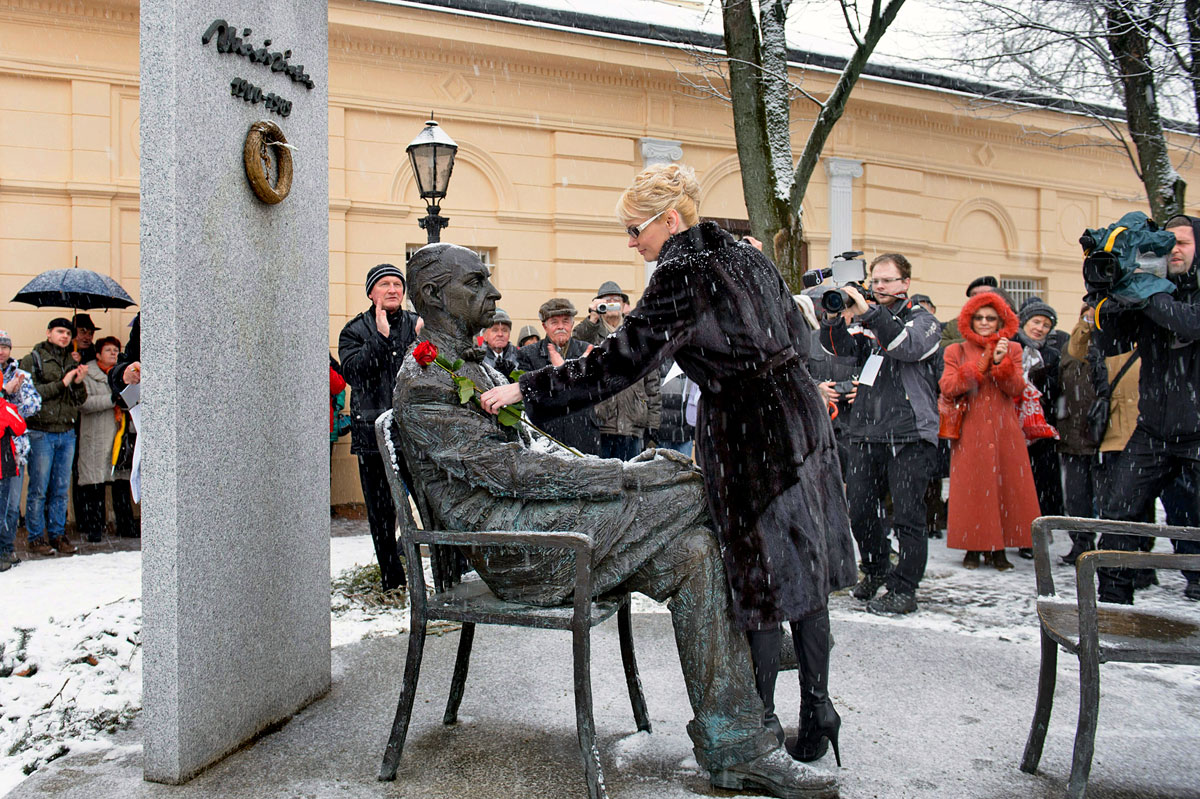 Renáta Lenártová kassai főpolgármester-helyettes virágot helyez el Márai Sándor szobrán