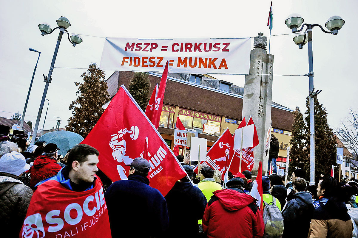 Mezőkövesden csúfolódó molinóval és árpádsávos zászlóval fogadták a demonstrálókat
