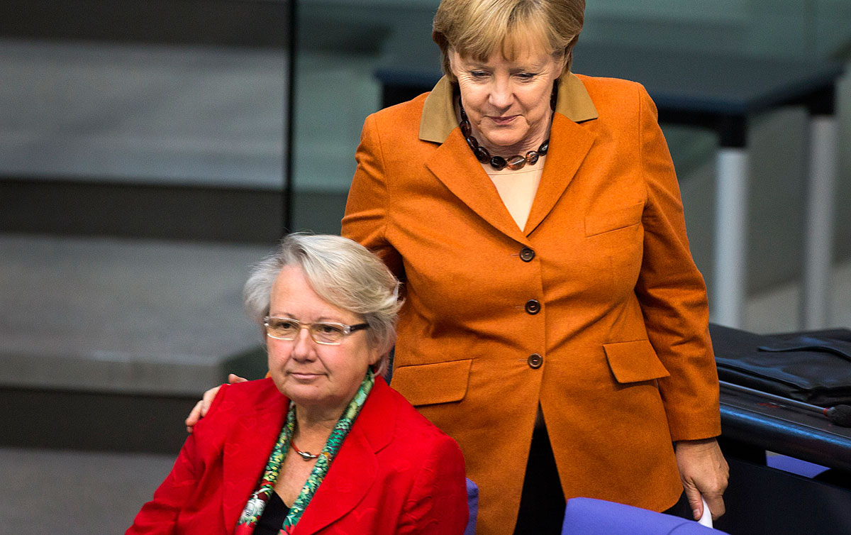 Angela Merkel és Annette Schavan a Bundestag egyik októberi ülésén. Bukik a futár is?