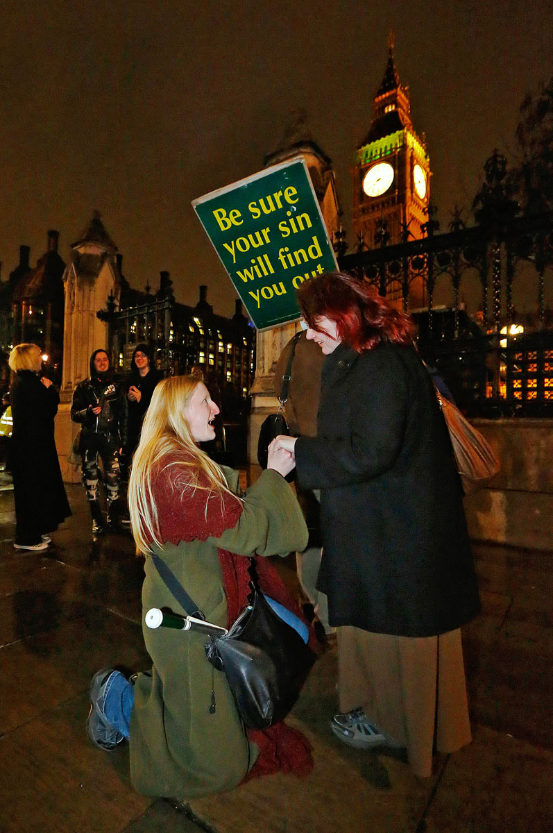 Elizabeth Maddison megkéri élettársa, Hannah Pearson kezét a londoni partlament épülete előtt