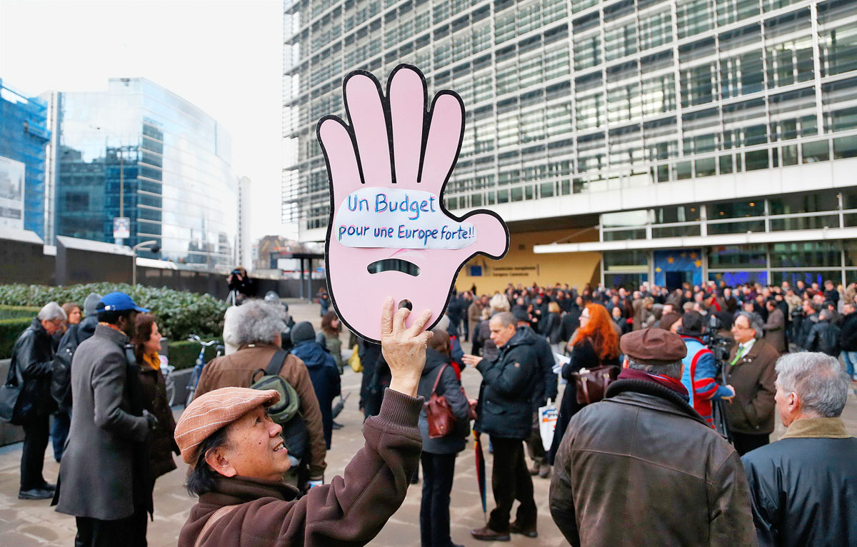 „Költségvetés az erősebb Európáért” – áll egy brüsszeli tüntető tábláján