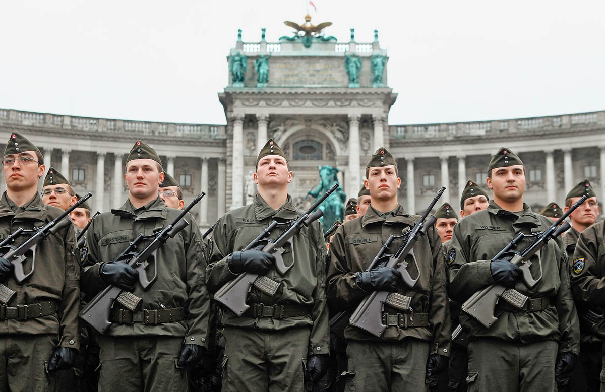 Osztrák katonák a bécsi Hofburgnál