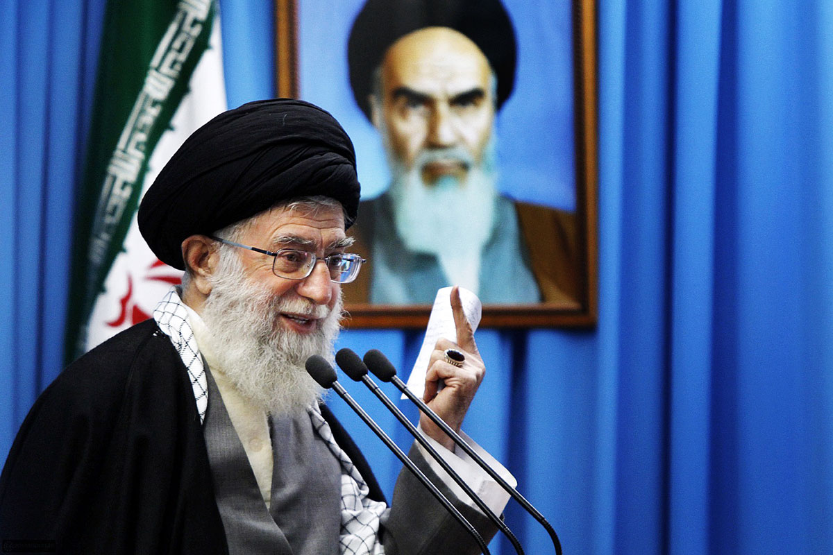 Ali Hamenei ajatollah elődje, Ruhollah Khomeini portréja alatt beszél 