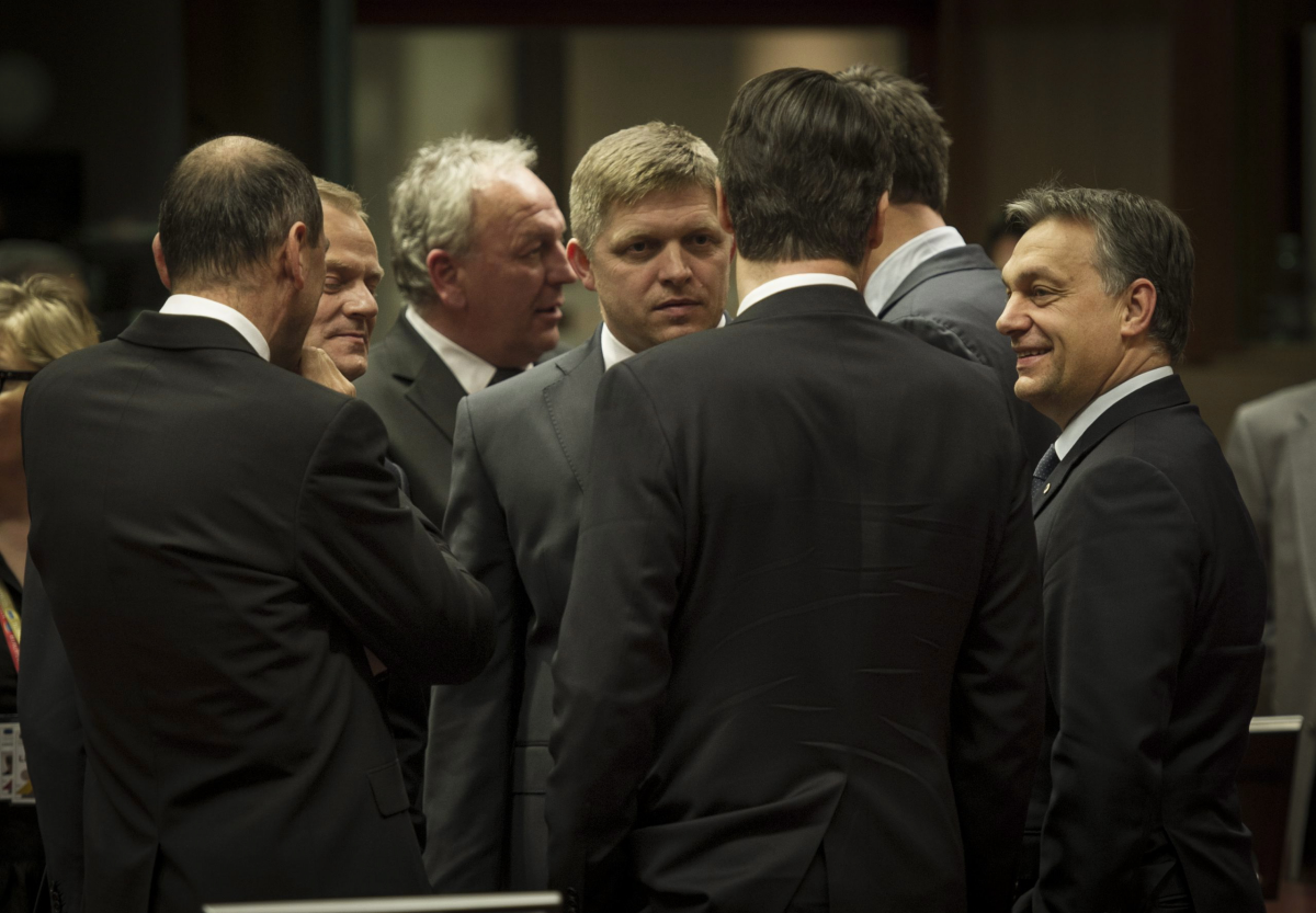 A kohézió barátai: Orbán Viktor, Robert Fico szlovák miniszterelnök és Donald Tusk lengyel kormányfő társaságában valamikor még a maratoni ülés elején