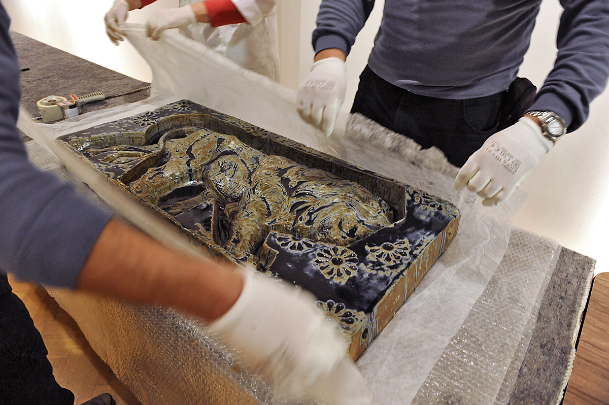 1900. évi párizsi világkiállítás főbejáratát díszítő állatfríz egyik elemét csomagolja az Iparművészeti Múzeumban 2013. február 8-án. Az Iparművészeti Múzeum szecessziós gyűjteményének kiemelkedő darabjaiból február második felében kiállítás nyílik R
