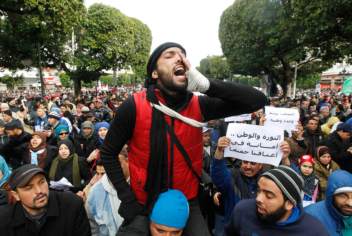 Az Ennahda tüntető hívei Tuniszban