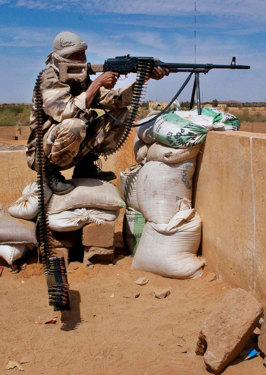 A mali hadsereg egyik tuareg katonája az északi Gao városból a Nigerbe vezető út ellenőrző pontjánál