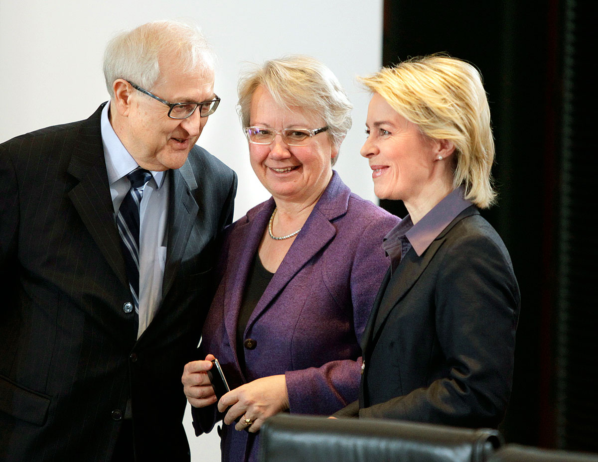 Annette Schavan (középen) Ursula von der Leyen munkaügyi miniszterrel és Rainer Brüderlével, a gazdasági tárca vezetőjével. Megbukott, de visszavárják