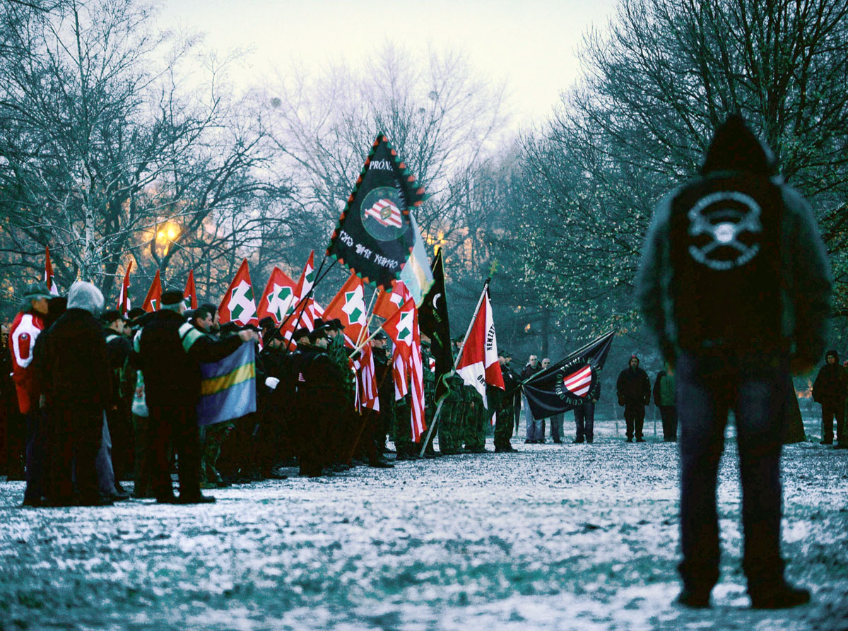 Katonai alakzatba sorakozott fel a közel ötszáz neonáci 