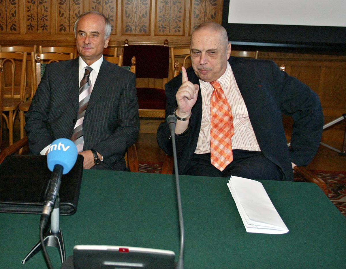 Bene László és Gergényi Péter két nappal a 2006. október 23-i erőszakba fulladt ünneplés után a parlamentben