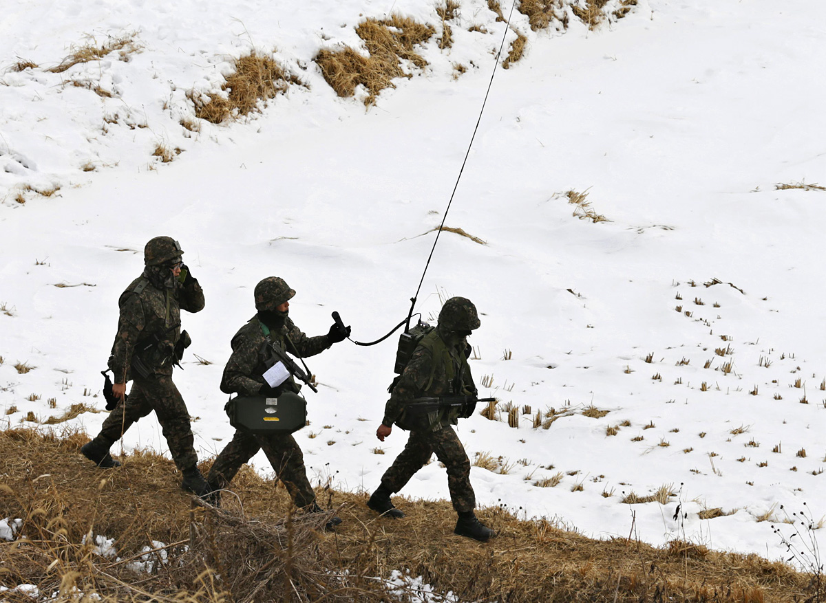 Dél-koreai katonák a két Korea közötti demilitarizált zónánál 