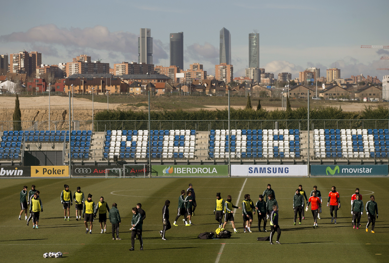 A Real Madrid csapata edz a BL-meccs előtti napon a város határában