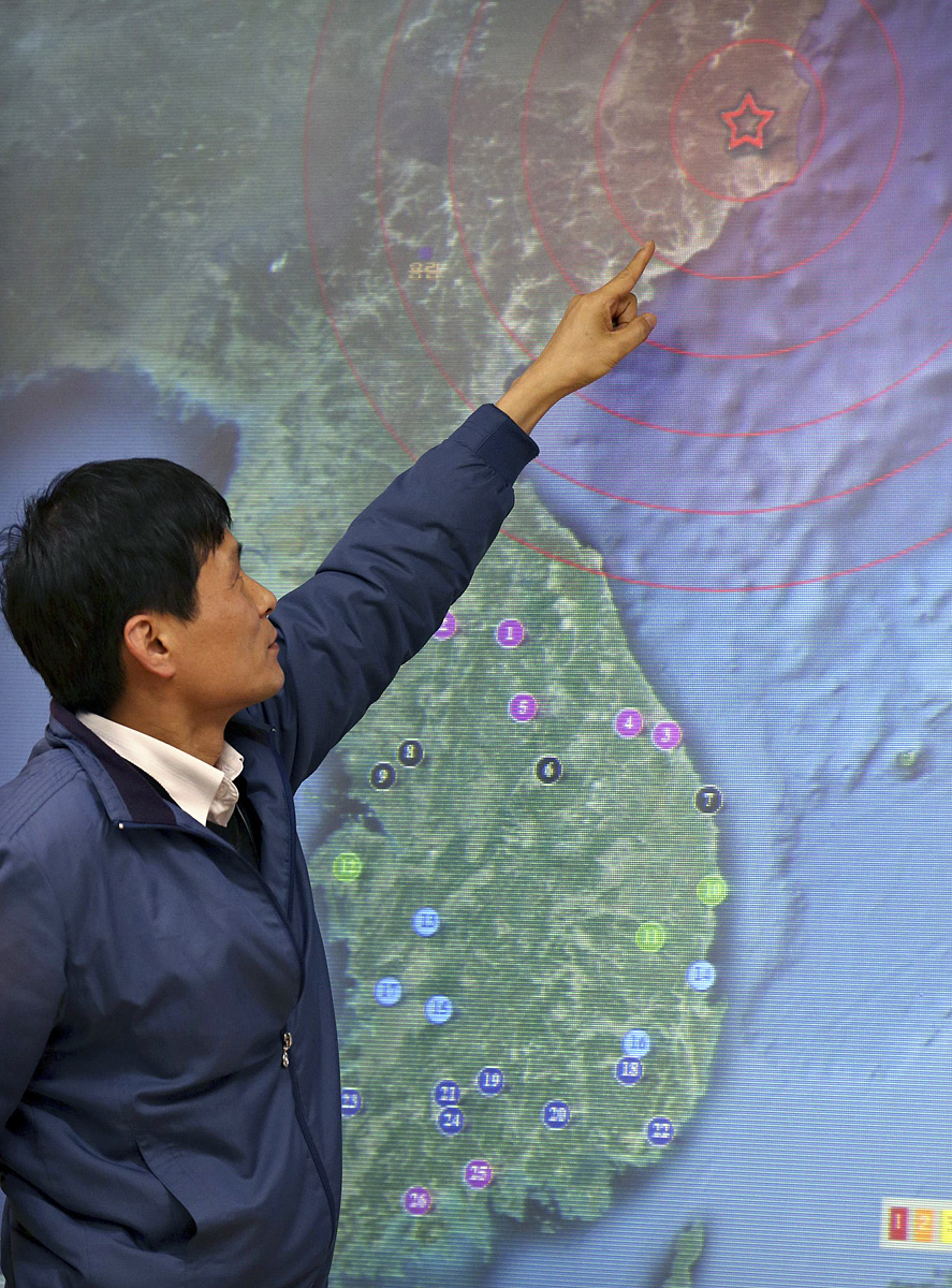 A szöuli Koreai Meteorológiai Ügynökség munkatársa Kiljura mutat, állítólag itt történt a robbanás