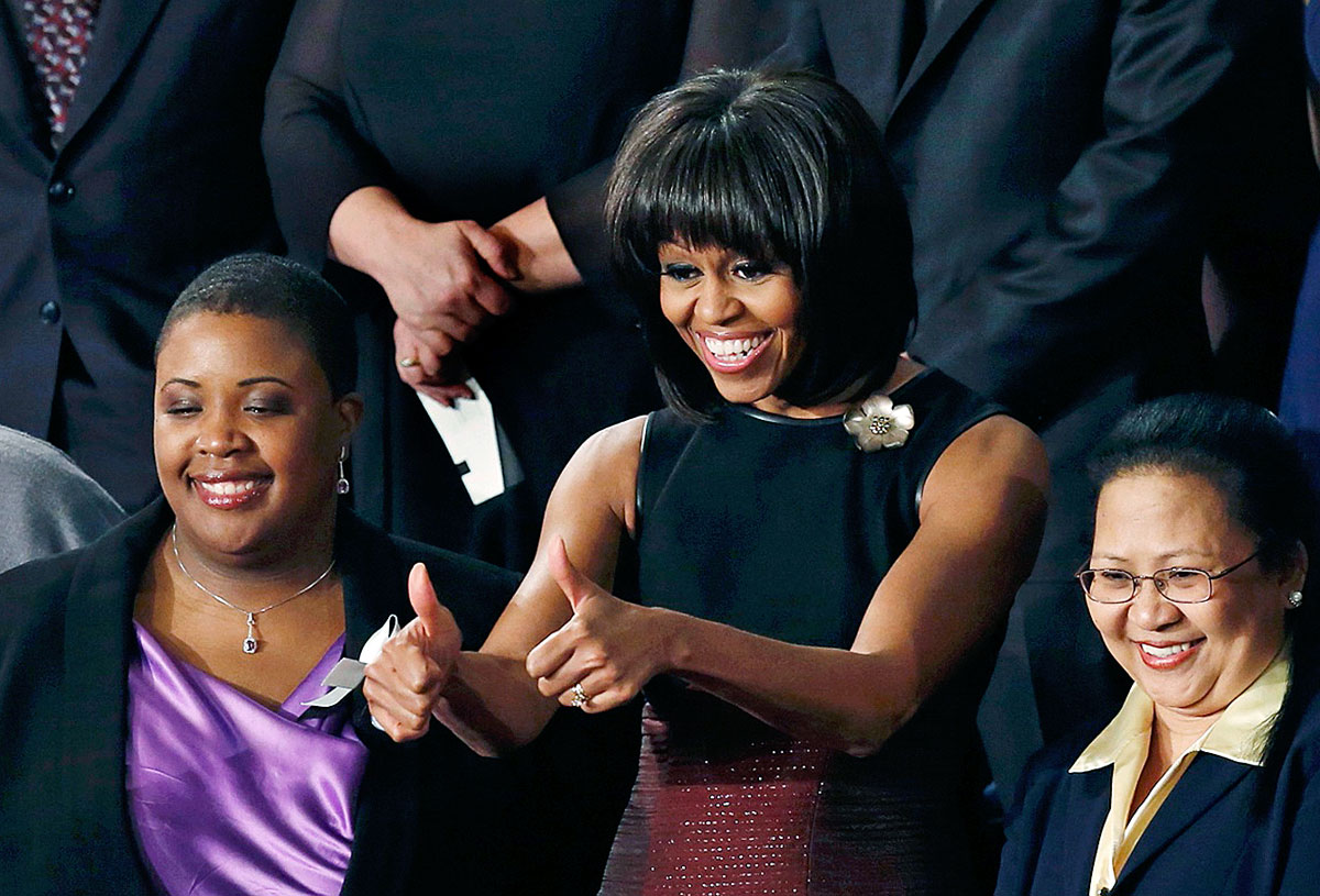 Michelle Obamát (középen) is magával ragadta a beszéd