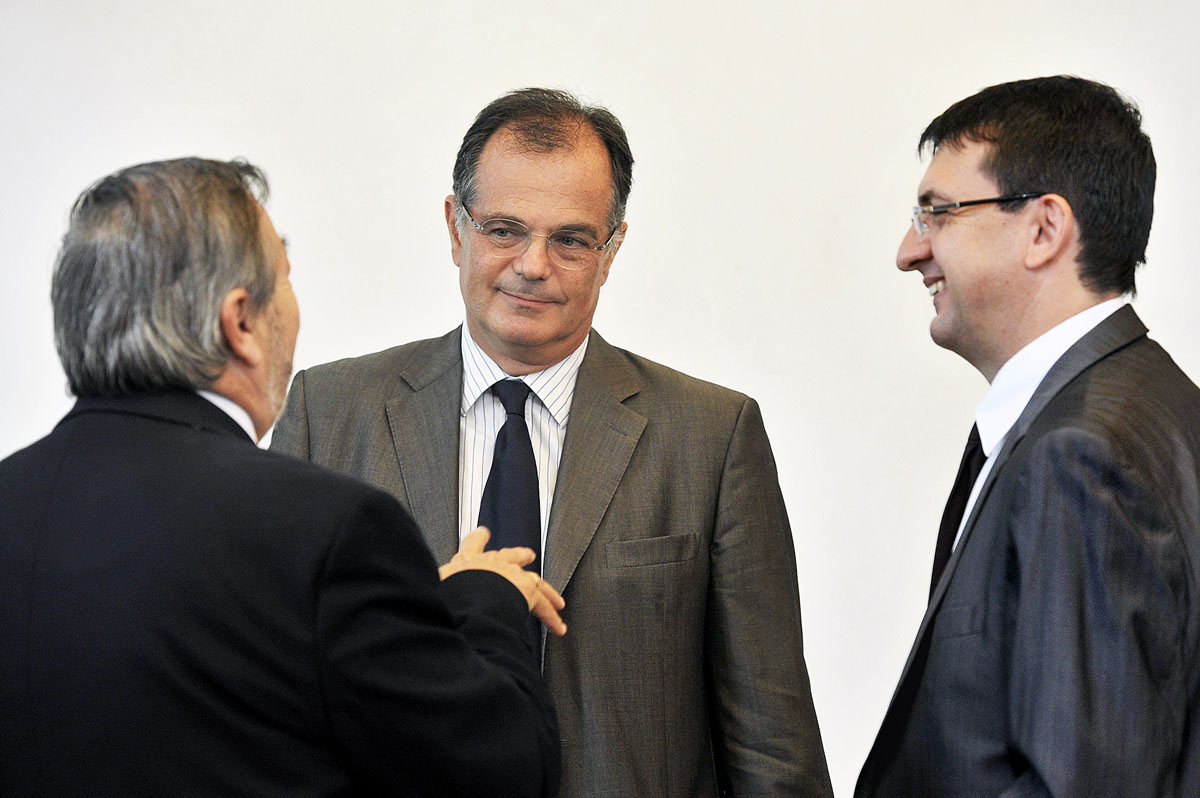 Kovács Árpád, a Költségvetési Tanács elnöke a testület két tagjával, Simor Andrással és Domokos Lászlóval egy konferencián. Jóban voltak?