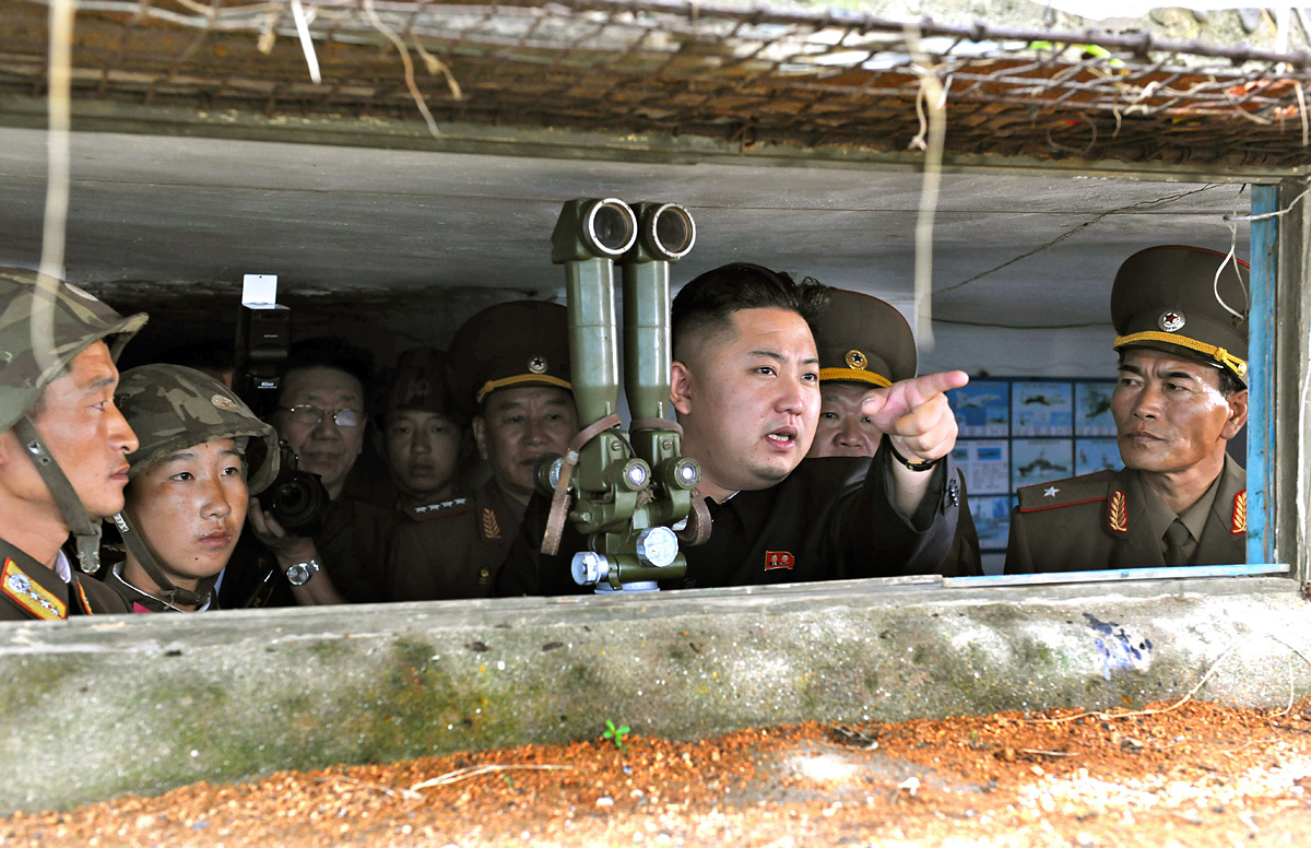 Kim Dzsong Un észak-koreai vezető katonai központot látogat