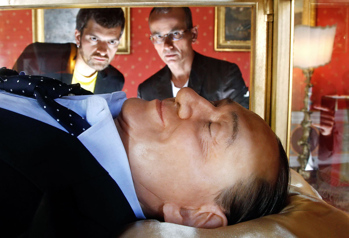 Az Olasz álom című kiállításon Berlusconi viaszfigurája, háttérben az alkotókkal