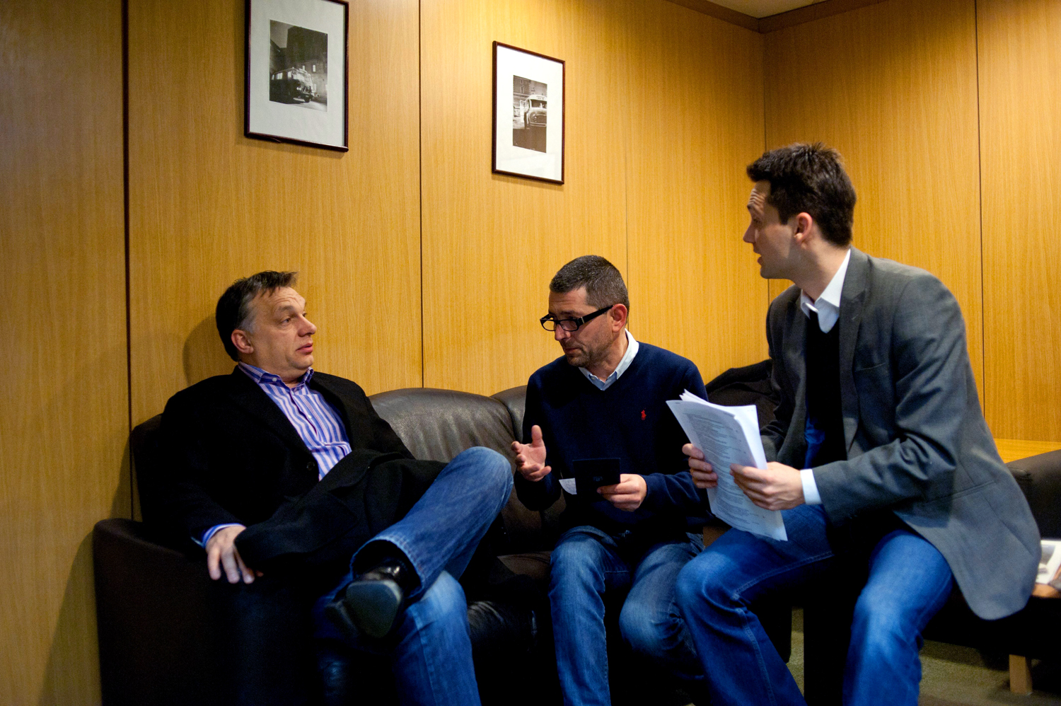 Orbán Viktor személyi titkárával, Nagy Jánossal és Havasi Bertalan helyettes államtitkárral beszélget a rádióinterjú előtt