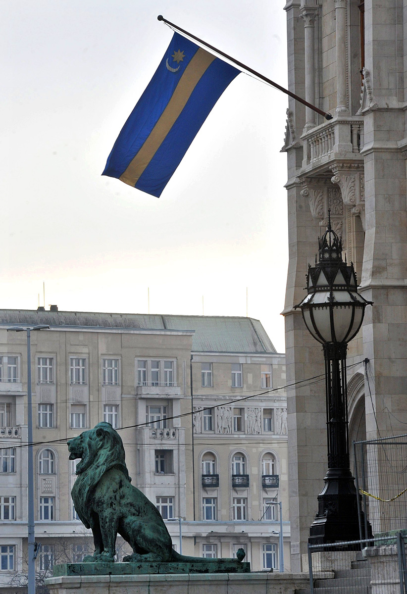 Székely zászlót tűztek ki a Parlament Kossuth téri homlokzatára