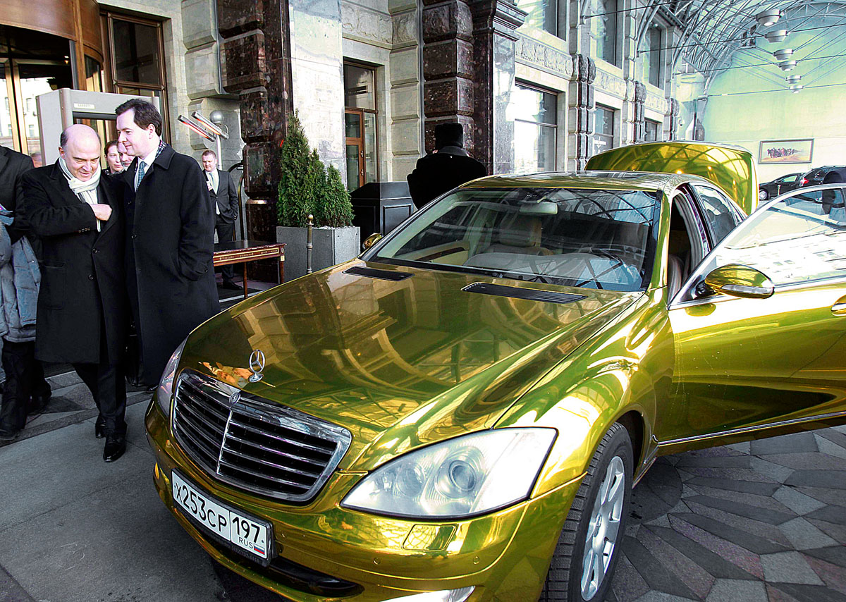 Pierre Moscovici francia és George Osborne brit pénzügyminiszter érkezik a Ritz Carlton Hotelbe, a G20 moszkvai ülésére