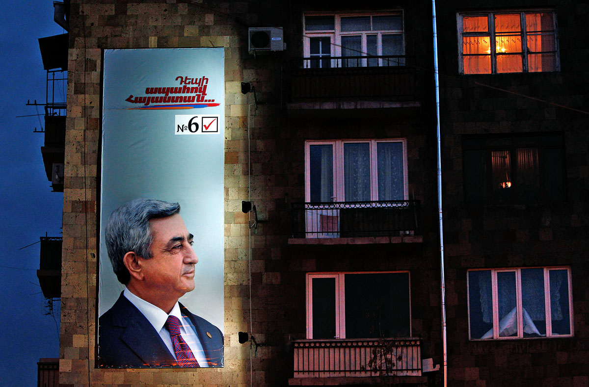 Az újabb mandátumért induló örmény államfő, Szerzs Szargszjan plakátja Jerevánban