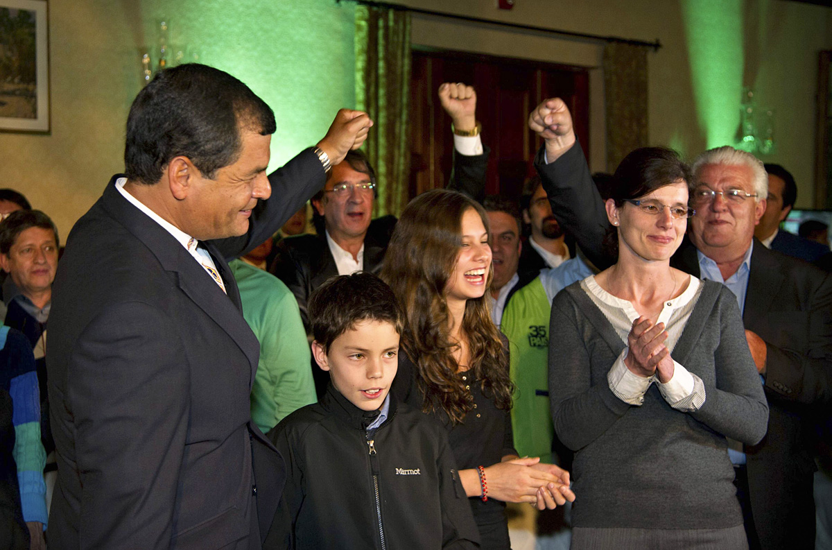 Rafael Correa (balra) családjával és Fernando Cordero képviselőházi elnökkel (jobbra) ünnepel
