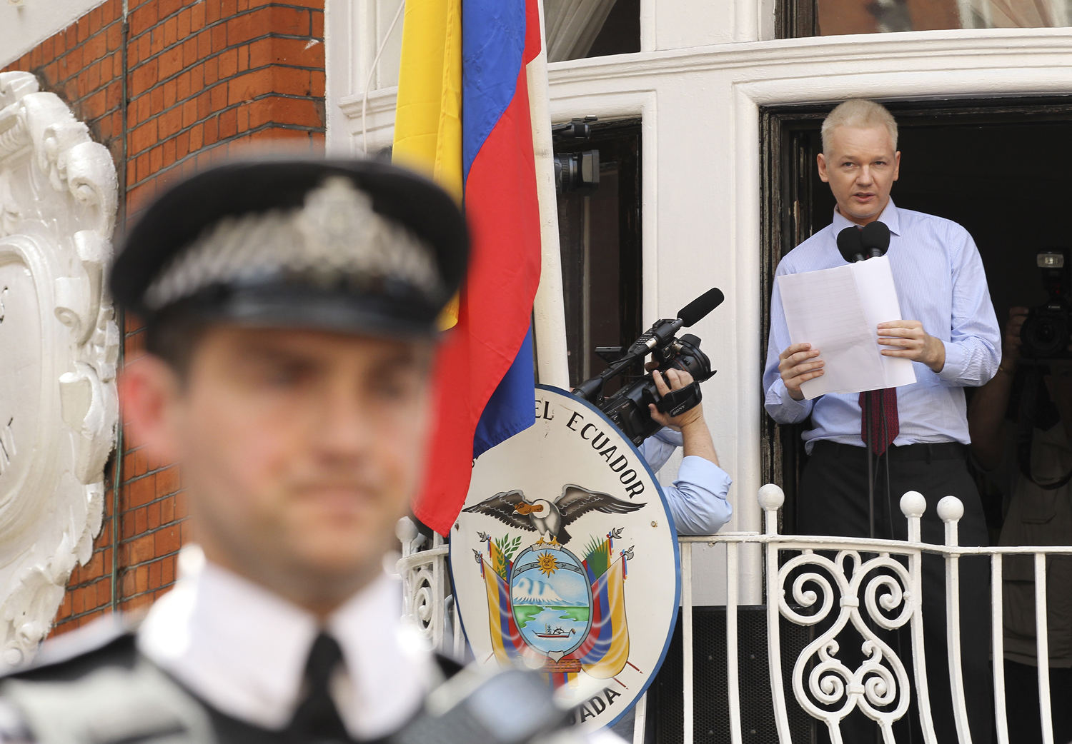 Julian Assange a világnak üzen Ecuador londoni követségének erkélyéről