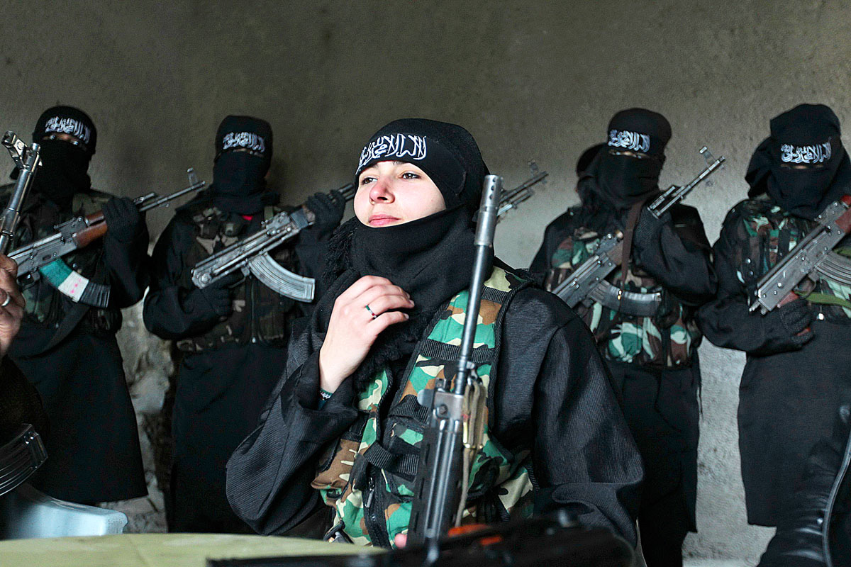 Fekete sereg. A felkelőkhöz csatlakozott női harcosok Aleppóban