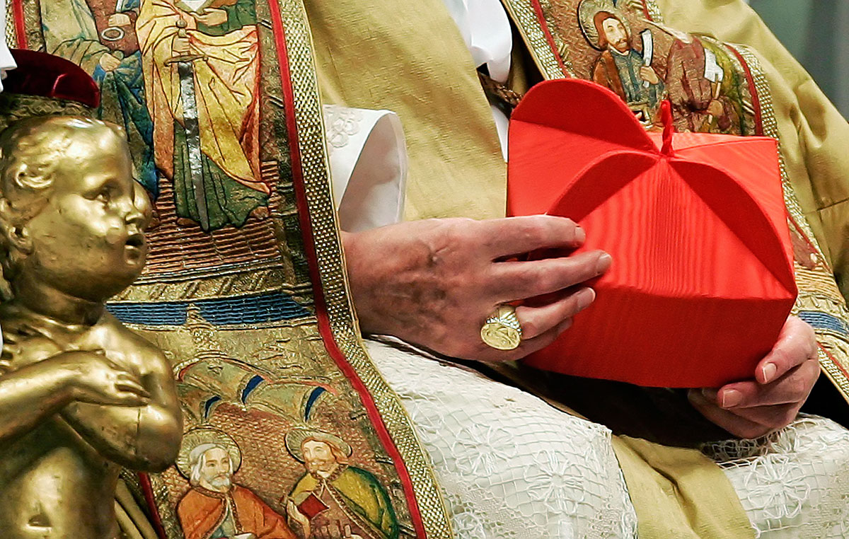 XVI. Benedek a Szent Péterre utaló halászgyűrűvel a kezén átadja a kalapot az általa kinevezett bíborosoknak, pápaválasztóknak