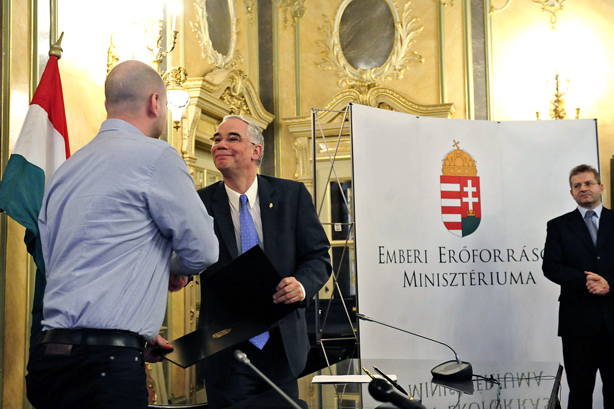 Nagy Dávid, a HÖOK elnöke és Balog Zoltán a megállapodás aláírása után