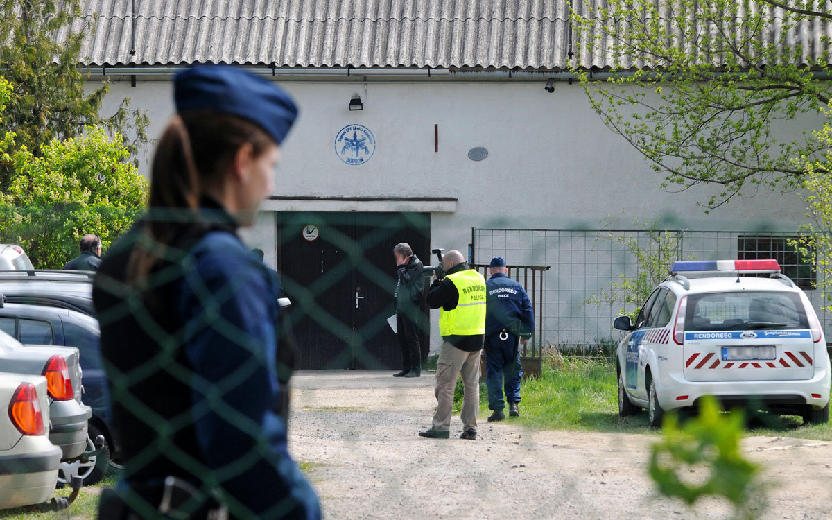 Rendőrök helyszínelnek Sopronban, az Anger réti lövészklub előtt