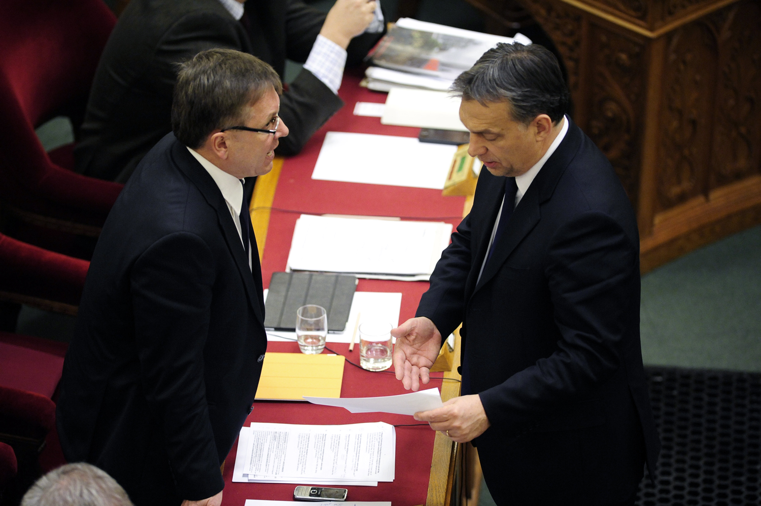 Van mit megbeszélni - Matolcsy György és Orbán Viktor a parlamentben