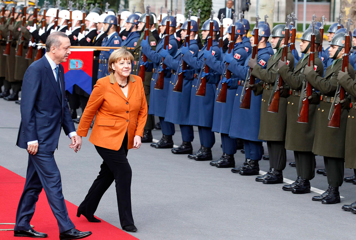 Recep Tayyip Erdogan török kormányfő és Angela Merkel a török fegyveres erők díszőrsége előtt Ankarában