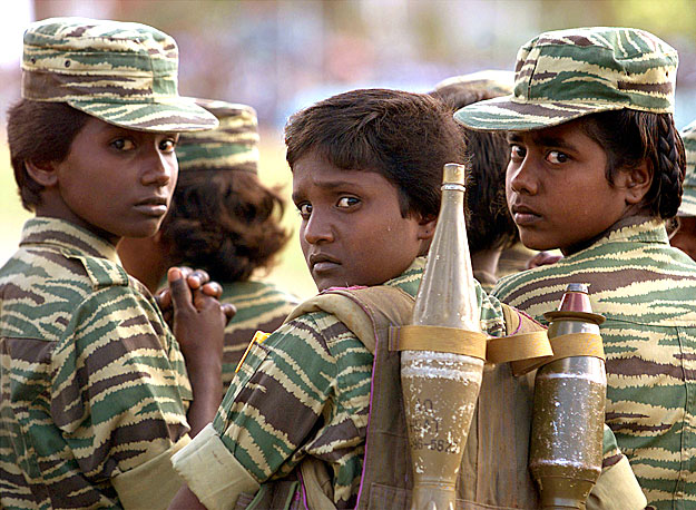 Nőnapi ünnepségen vesznek részt Kilinochchi városában a lázadó tamil harcosok 2002. októberében 