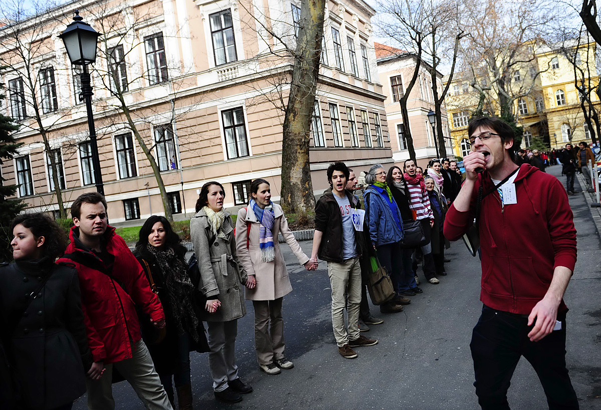 Tiltakozásuk kifejezéseként a hálózat tagjai több száz diákkal közösen élőlánccal vették körbe kedd délután az Eötvös Loránd Tudományegyetem (ELTE) Bölcsészettudományi Karának egyik épületét