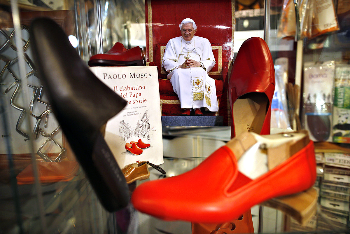 Vörös cipők a vatikáni műhelyben. A fehér reverenda marad