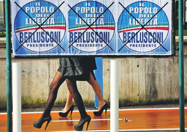 Nápolyi csendélet. Sétáló hölgyek Berlusconi kampányplakátja mögött