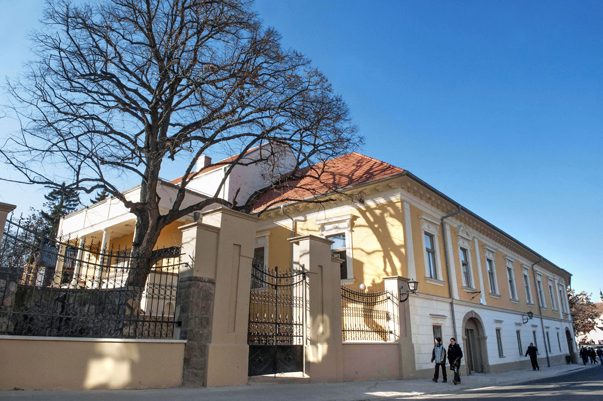 Az új Ferenczy Múzeum júniusban nyílik meg. Az udvaron Bánk, a termekben Gertrudis várja majd a látogatókat
