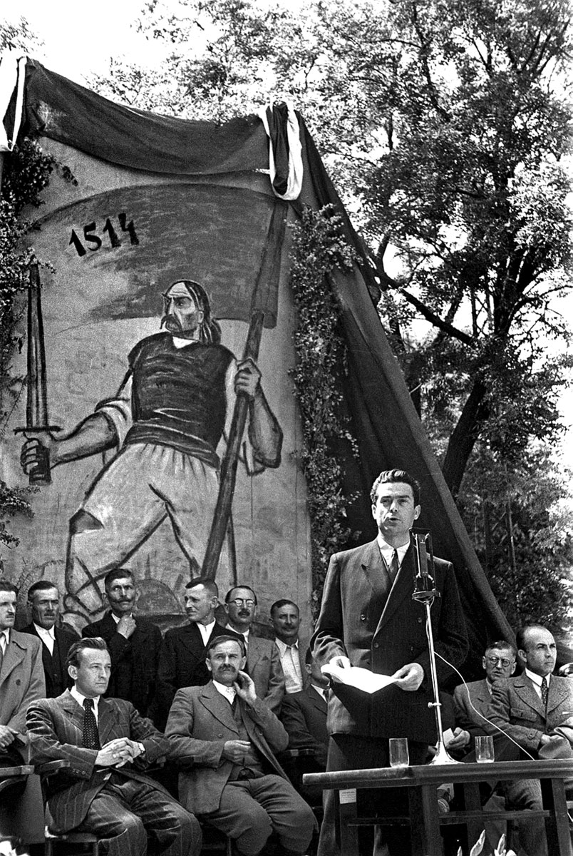 Kovács Imre 1945 májusában a Nemzeti Parasztpárt ceglédi Dózsa-ünnepségén beszél. Tőle balra Darvas József és Veres Péter ül